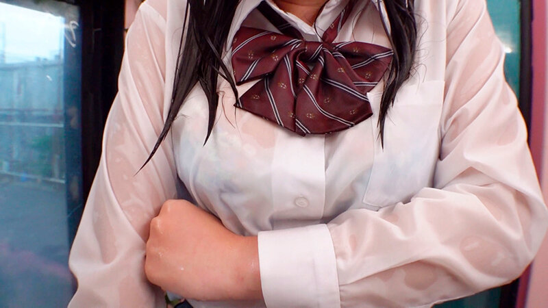 【マジックミラー号】「雨宿りしませんかー？」ずぶ濡れ制服の素人ミニスカエロロリ美少女JKに声かけ車内でスケベ行為！