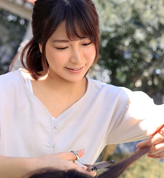 【ホンモノ美容師】「週一のお休みにエッチな動画に出ます…」スレンダーエロ美乳な美少女がエロビデオ初出演！友咲まりか