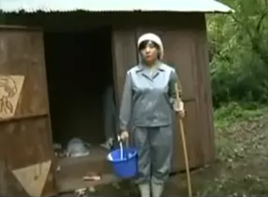 【ヘンリー塚本】「私は便器女…クサイ部屋でおフェラするのが仕事…」エロ巨尻なおばさんが公園トイレでワイセツ行為！