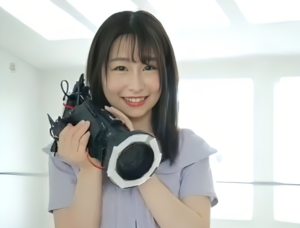【エロ生中継】「昔、アナウンサーやってました…」テレビ出演もあるというエロ巨尻な美少女がアダルト動画初出演！