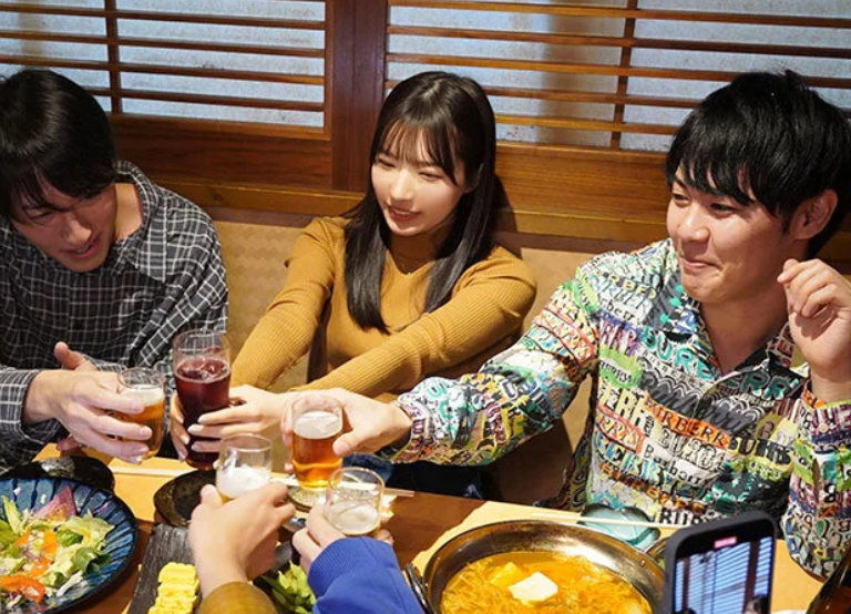 【新歓飲み会レイプ】「酒飲ませちゃえばヤれるっしょｗ」陽キャの男子学生に犯されるエロ美乳なスレンダー美少女JD■三浜唯