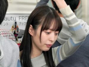 【電車痴漢】「怖い…声が出ない…」スレンダーエロ美乳な美少女女子大生が通学中に車内でスケベにカラダを触られますが…