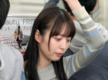 【電車痴漢】「怖い…声が出ない…」スレンダーエロ美乳な美少女女子大生が通学中に車内でスケベにカラダを触られますが…