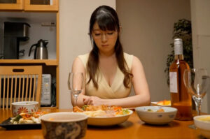【人妻NTR】「奥さんの水着姿…すごくエロくて…」水泳の指導員に欲情されるエロ巨尻な美人主婦ですが・・・新川愛七