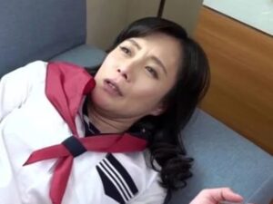 【学生服おばさん】「私って…実はまだイケるんじゃ…？」勘違いした五十路の熟女がセーラー服着たら隣の息子が欲情したようで