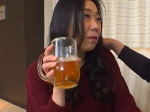 【巨乳な熟女】「こんなオバサン、酔わせて何する気？（笑）」エロ巨尻なおばさんが男と部屋で騎乗位セックス！島津かおる