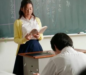 【学校の先生】「まぁ…鵜飼さんの文章素敵ですね…」エロ巨尻な美人女教師が結婚前なのに用務員と浮気行為！松下紗栄子