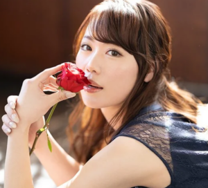 【本物人妻28歳】「旦那は15歳も年上で…セックスがヘタなんです…」スレンダー体型のギャル風美人奥様がAV初デビュー！