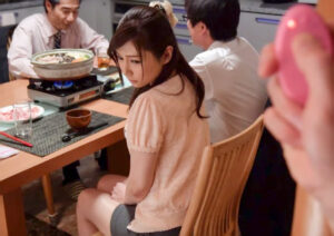【リモコンバイブ】「食事の最中に漏らすなんて…エロい女だ…」スレンダーエロ美乳なギャル風美人主婦が義父に寝取られる！