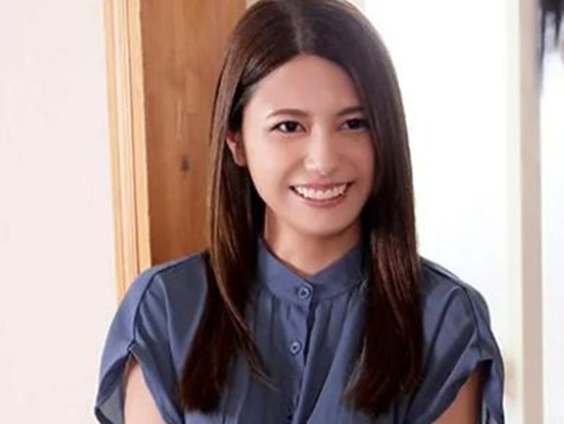 【本物高校教師】「海外に行く前に想い出作りたいなって…♡」スレンダーエロ美乳なギャル風美人お姉さんがアダルト動画初出演