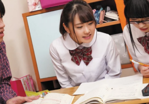 【友達の妹】「周りの男子が私の胸ばっかり見てきて…」ミニスカ制服のエロ巨乳なロリ顔美少女JKが兄の友人に悩みを相談しますが…