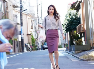 【人妻熟女】「こんな冴えない中年に…私がイカされる…！」スレンダーエロ美乳なセレブおばさん主婦が野獣のような男と不倫関係に！