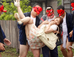 【おばさんレイプ】「なに、この村…？イヤらしい…！」エロデカ尻な美魔女が怪しげな村で村人たちに犯されちゃう！翔田千里