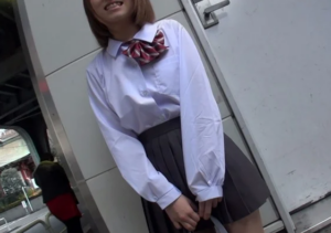 【素人女子高生】「家に帰りたくないし…」ミニスカ制服の美少女女子校生が学生服のままラブホで男と生セックス！