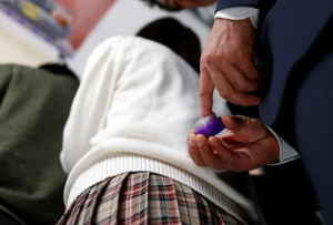 【痴漢JK】「女子学生のミニスカートってエロいな…」学校の教員に欲情される制服姿のロリ顔美少女JKが教室で生セックス