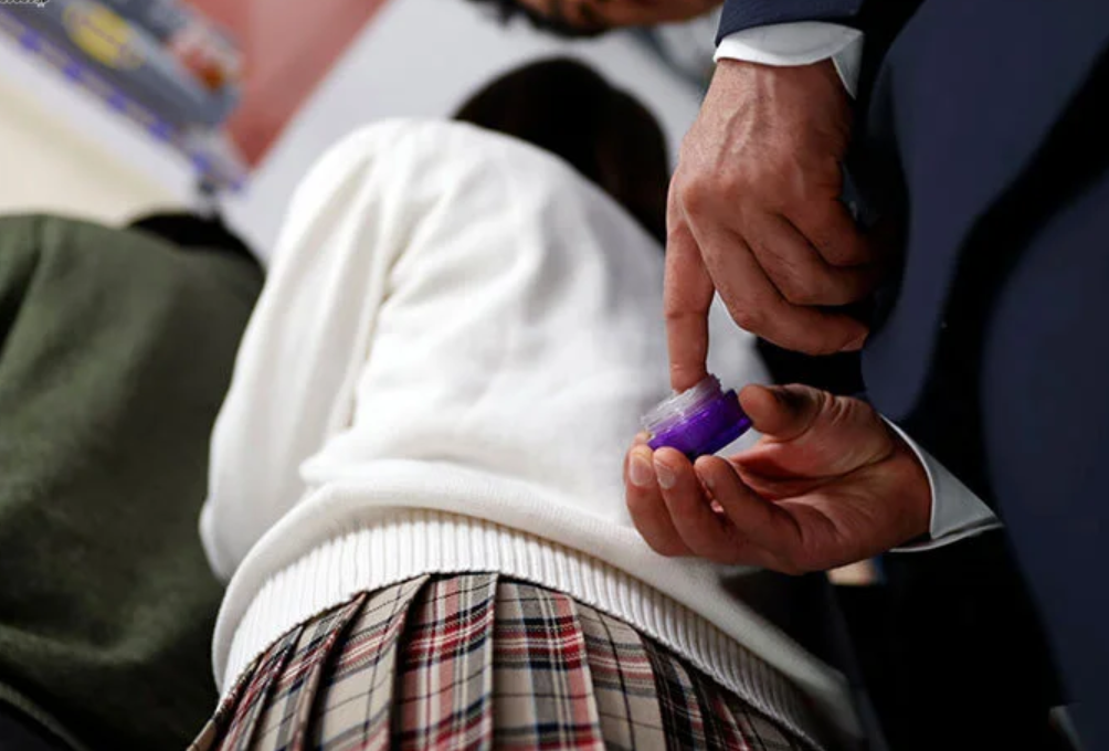【痴漢JK】「女子学生のミニスカートってエロいな…」学校の教員に欲情される制服姿のロリ顔美少女JKが教室で生セックス