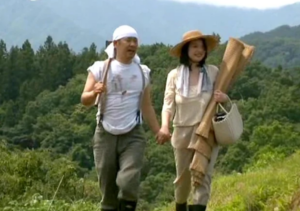【ヘンリー塚本】「山の中って…開放的よね…」エロ巨尻なおばさん熟女が大自然の中でオトコと行うスケベ行為！