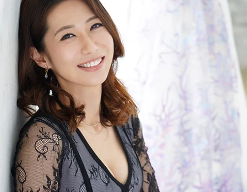 【本物人妻34歳】「お酒を飲むとエロくなるねって言われるんです…」スレンダーエロ美乳な美人おばさんがエロ動画初出演！
