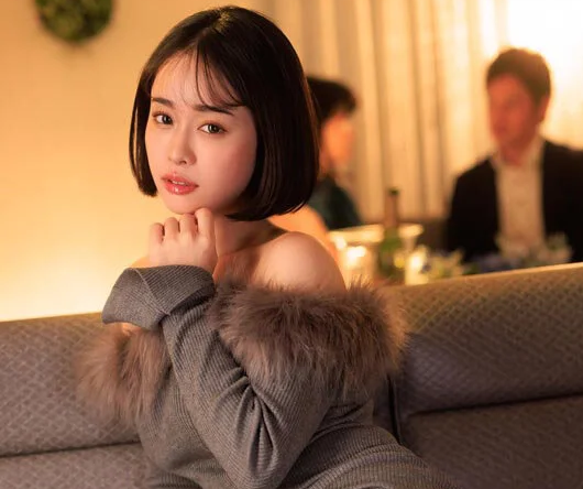 【巨乳キャバ嬢】「シャンパンいれてくれたら…一回くらい…」スレンダーエロ美乳な美人お姉さんが店内で生セックス！