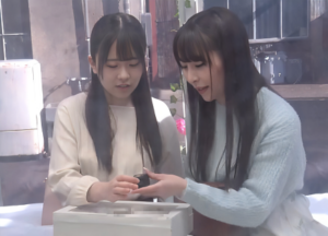 【マジックミラー号】「時間内に男性をイカせたら賞金です♪」スレンダーエロ美乳な美少女JDがエロゲームに参加しますが…
