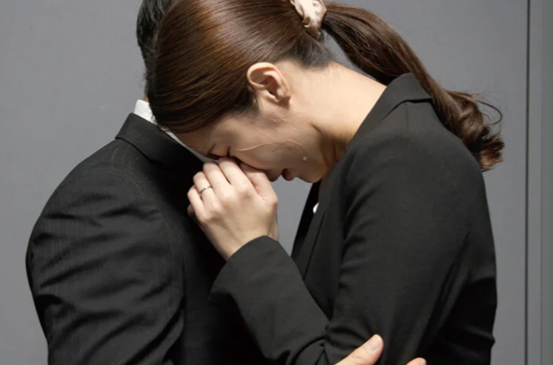 【ながえスタイル】「私のせいで…すいません…」旅行に誘った友達が亡くなって謝罪するエロ美乳な美人主婦ですが…