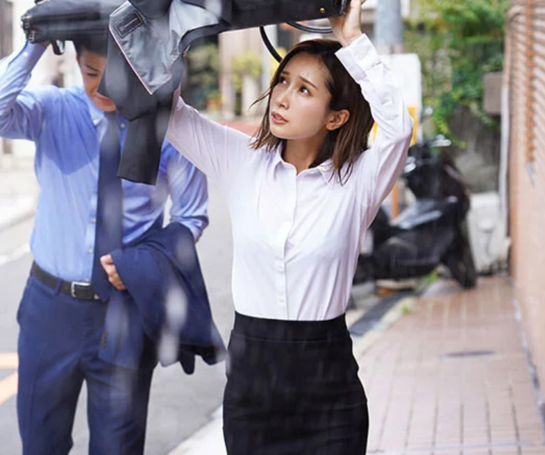 【ラッキースケベ】「エッチな雨が降ってきたわ…」スレンダーエロ美乳なギャル風人妻主婦が雨ぬ濡れて男と雨宿りしますが…