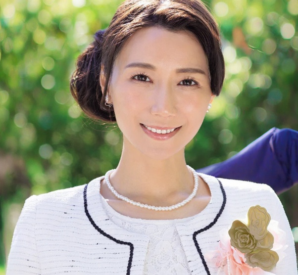 【憧れの義母】「大きくなったわね…」エロデカ尻なおばさん主婦が義理の息子が大人のお祝いすると言い始めますが…