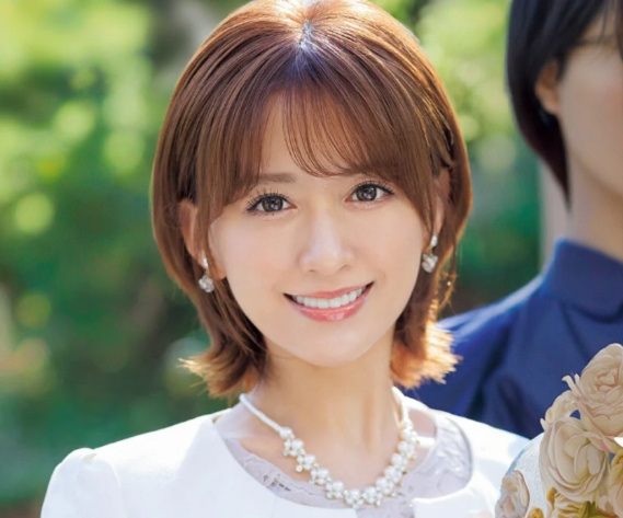 【義理の母親】「卒業式のお祝い…シなきゃね…♡」スレンダーエロ美乳なおばさん義母が息子と近親相姦不倫行為！