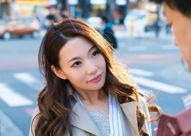 【42歳人妻ナンパ】「いつもこんなエロい下着なんですか！？」スレンダーエロ美乳なギャル風おばさん主婦が不倫セックス！